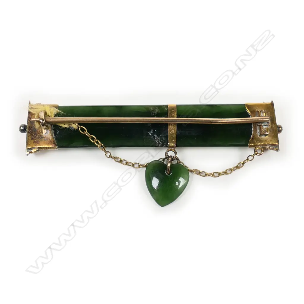A New Zealand colonial 9ct gold and greenstone brooch, Image 1++